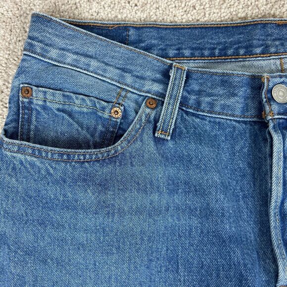 Levi's 501 Jeans Mens 31 x 32 Blue Button Fly Original Fit Straight Medium Wash - Picture 5 of 16